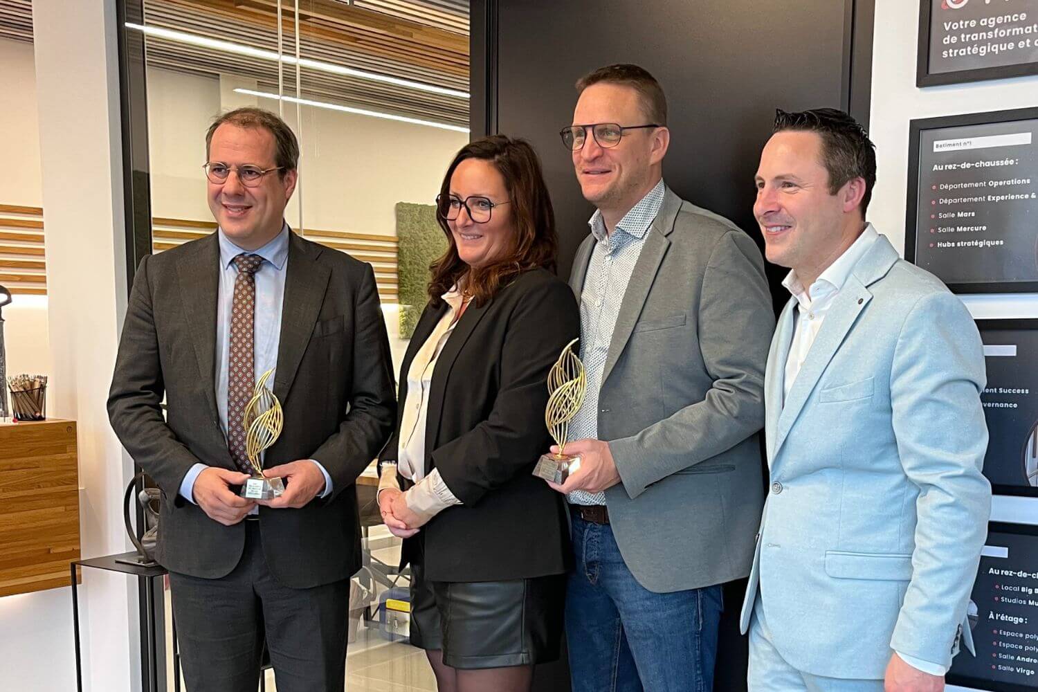 Prix de l’innovation d'Optic Crombag en présence de David Clarinval et Nicolas Pourbaix.